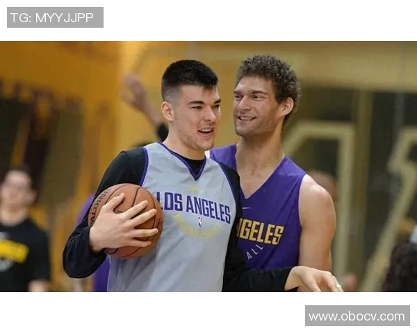 布鲁克洛佩斯：从篮球场上的巨人到全能战士的蜕变之路